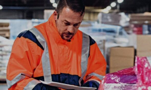 Un technicien de maintenance à son poste de travail chez Agromousquetaires.